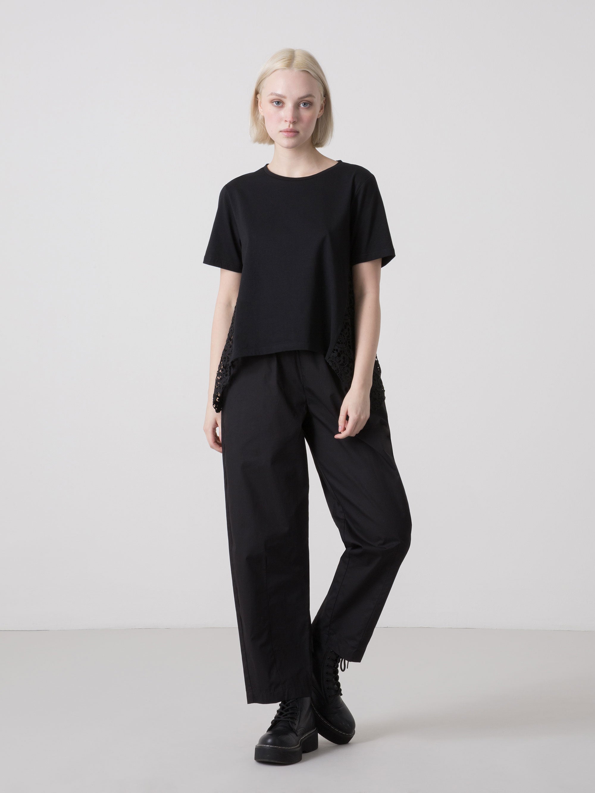 DÁMSKÉ TRIČKO DIMENSIONE DANZA S KRAJKOVÝMI VSADKAMI A ASYMETRICKÝM STŘIHEM