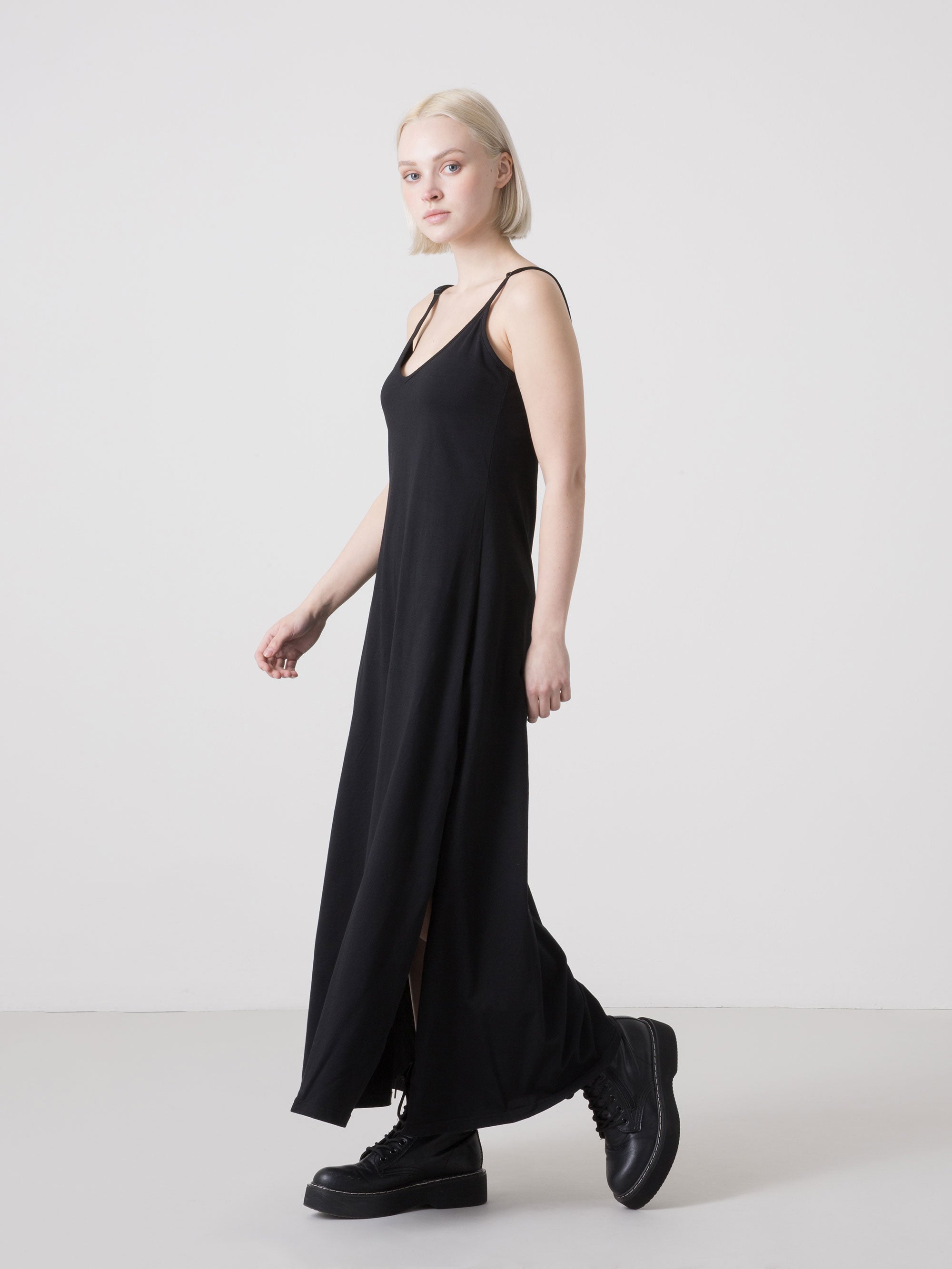 DLOUHÉ DÁMSKÉ ŠATY DIMENSIONE DANZA Z PRUŽNÉHO ŽERZEJE S NASTAVITELNÝMI RAMÍNKY A BOČNÍMI ROZPARKY