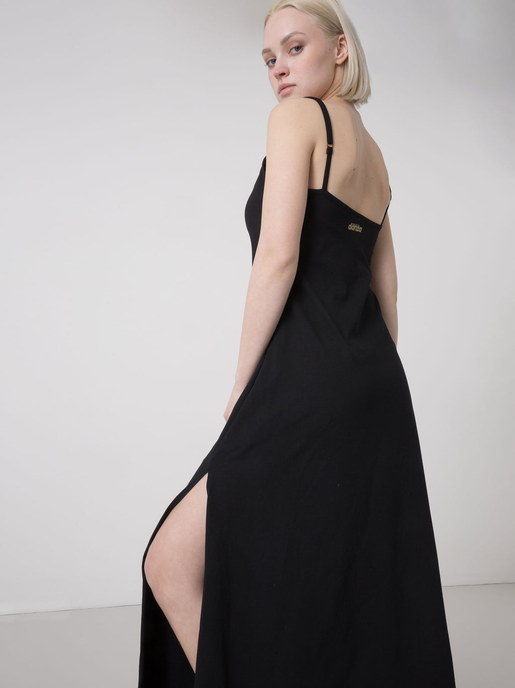 DLOUHÉ DÁMSKÉ ŠATY DIMENSIONE DANZA Z PRUŽNÉHO ŽERZEJE S NASTAVITELNÝMI RAMÍNKY A BOČNÍMI ROZPARKY