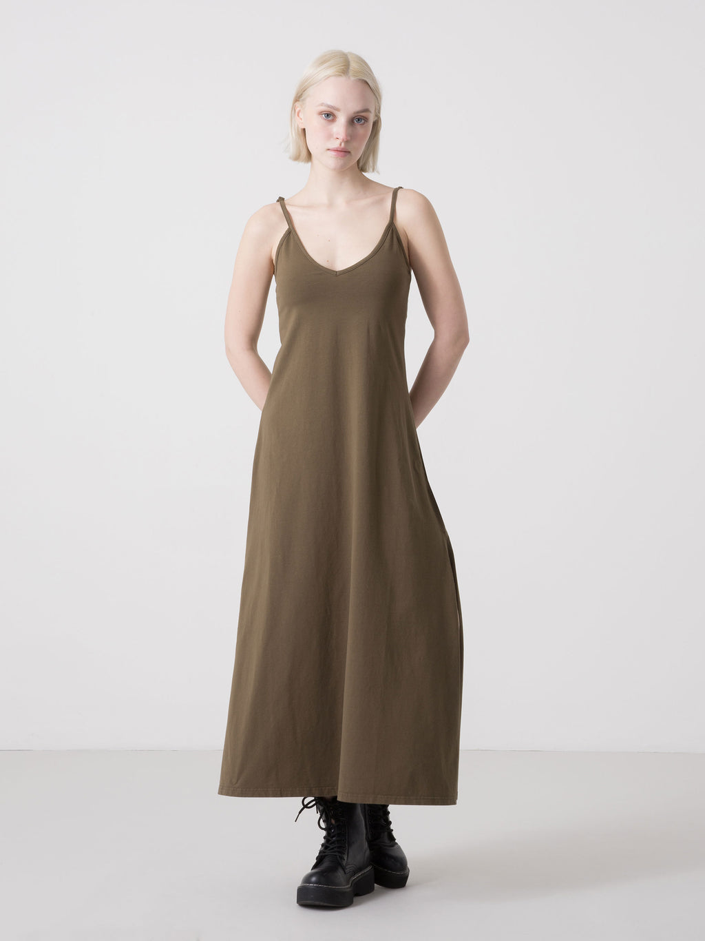 LANG DAMESKJOLE FRA DIMENSIONE DANZA I STRETCH-JERSEY MED JUSTERBARE STROPPER OG SIDESLIDSER