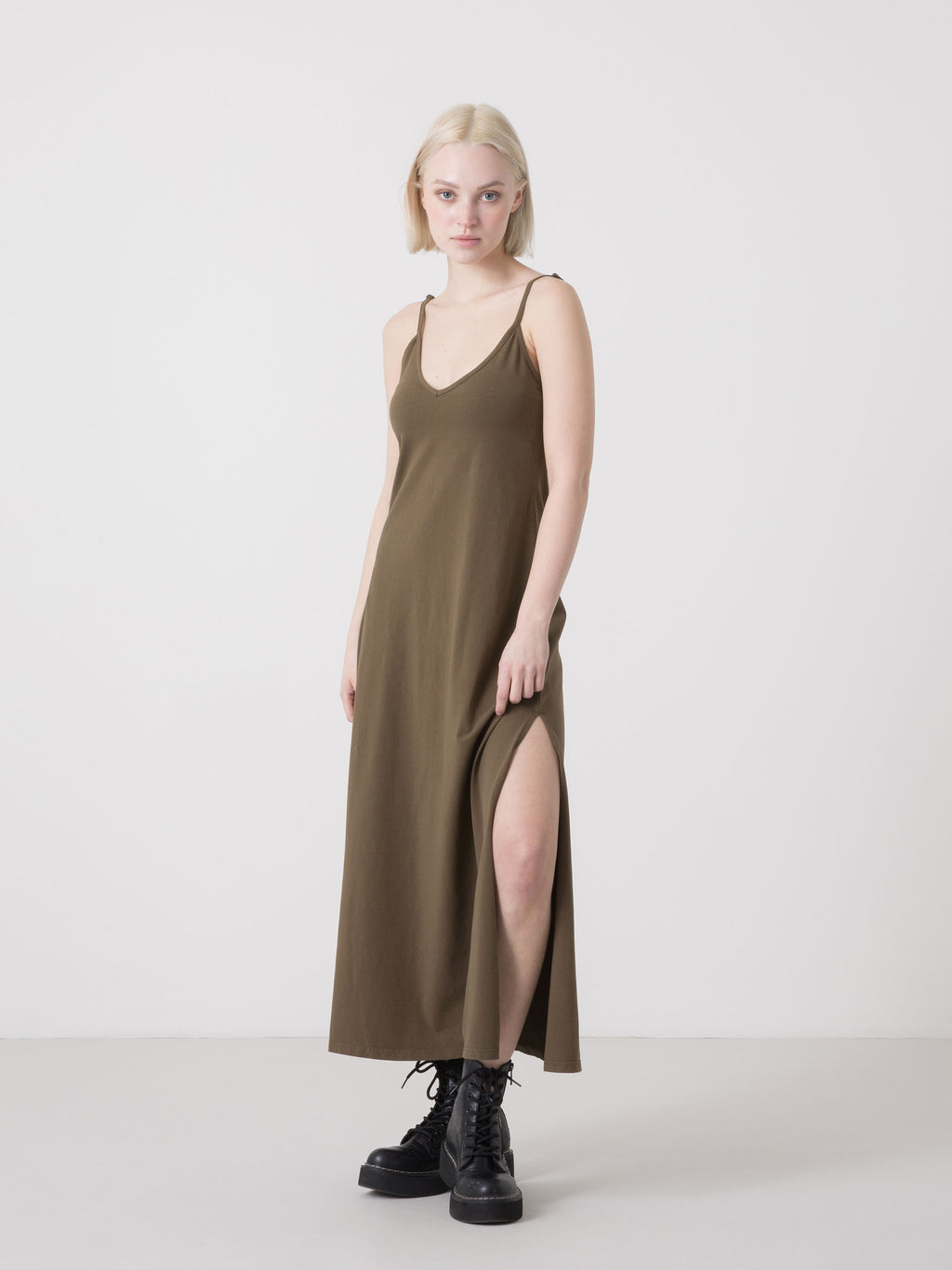 DLOUHÉ DÁMSKÉ ŠATY DIMENSIONE DANZA Z PRUŽNÉHO ŽERZEJE S NASTAVITELNÝMI RAMÍNKY A BOČNÍMI ROZPARKY