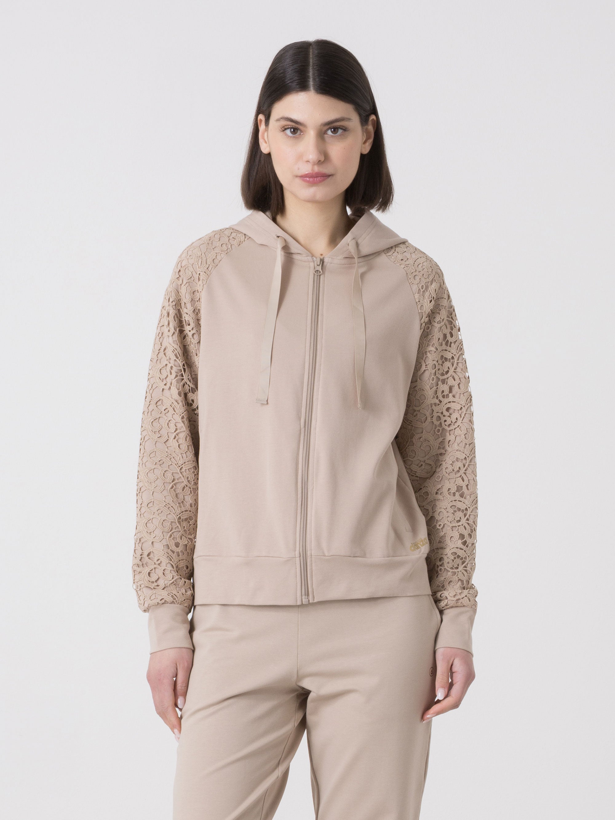 DÁMSKÁ MIKINA DIMENSIONE DANZA NA ZIP S KAPUCÍ A RUKÁVY Z MACRAMÉ