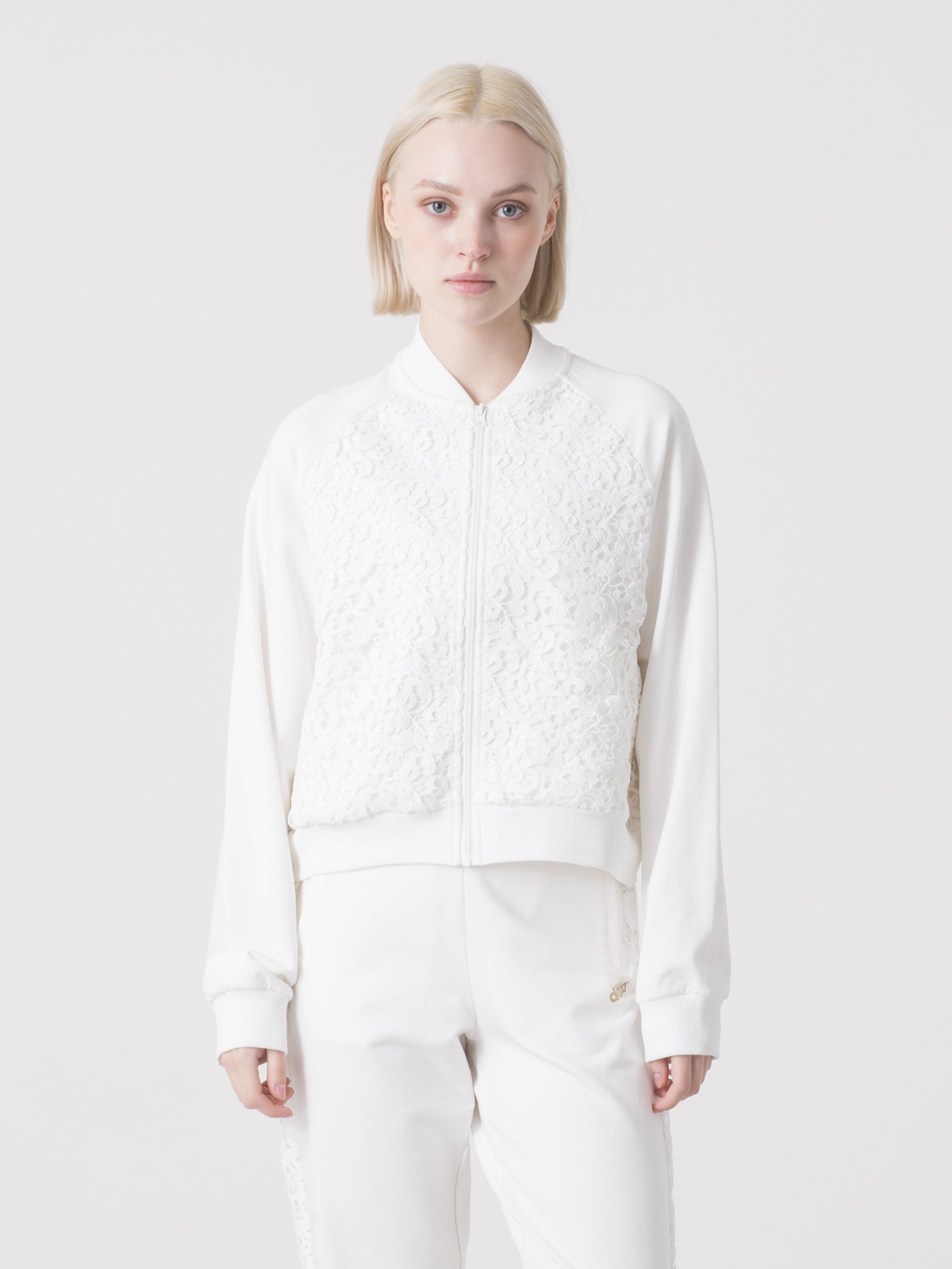 DÁMSKÝ BOMBER DIMENSIONE DANZA FULL ZIP Z PRUŽNÉ TEPLÁKOVINY S MACRAMÉ VSADKOU