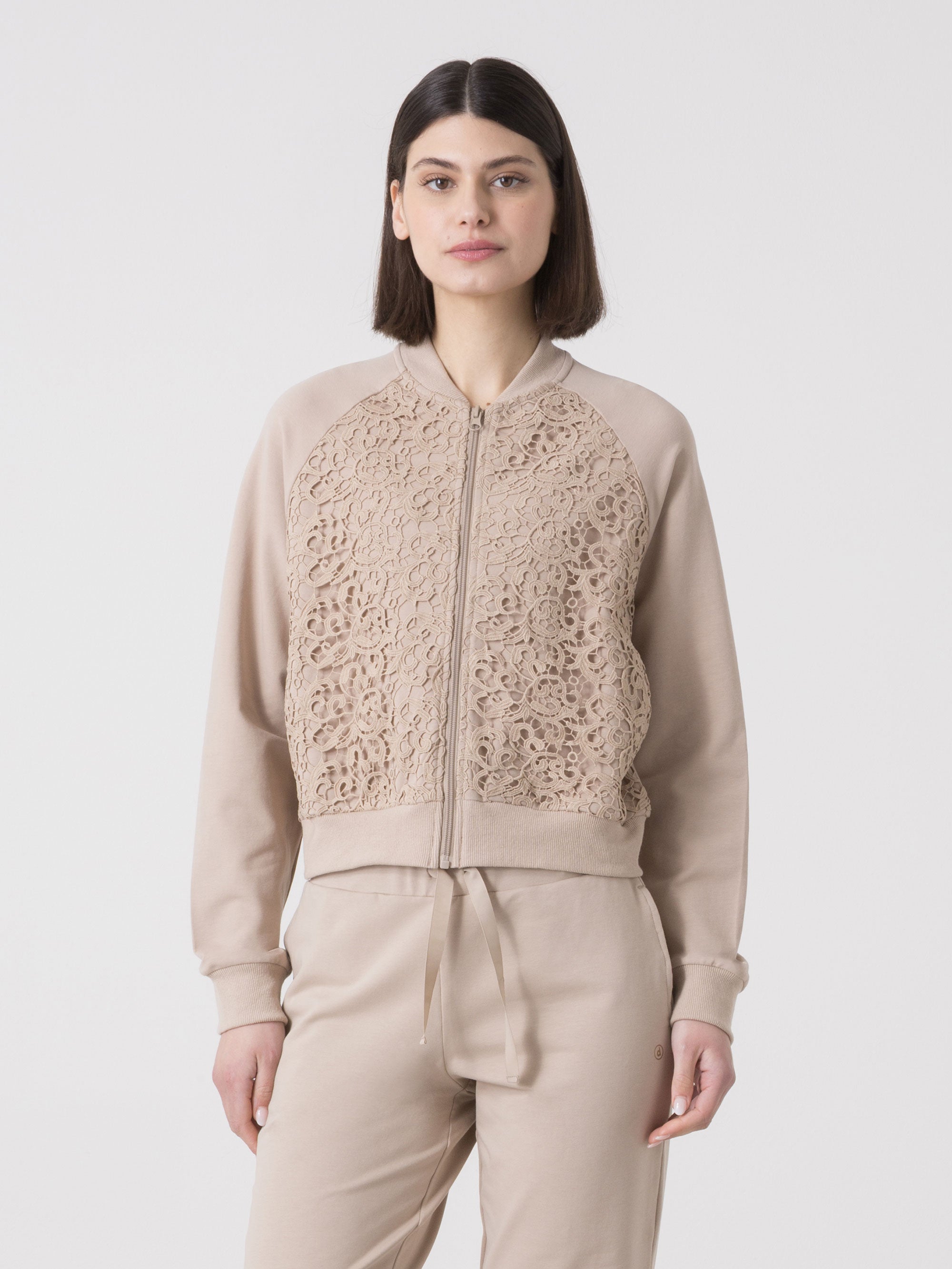 DÁMSKÝ BOMBER DIMENSIONE DANZA FULL ZIP Z PRUŽNÉ TEPLÁKOVINY S MACRAMÉ VSADKOU