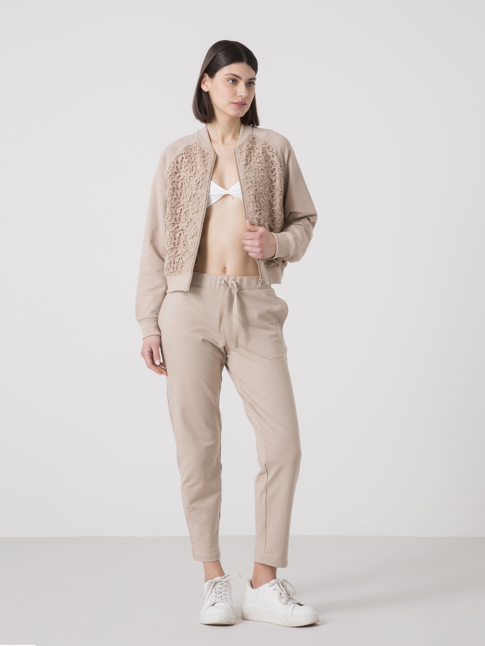 DÁMSKÝ BOMBER DIMENSIONE DANZA FULL ZIP Z PRUŽNÉ TEPLÁKOVINY S MACRAMÉ VSADKOU