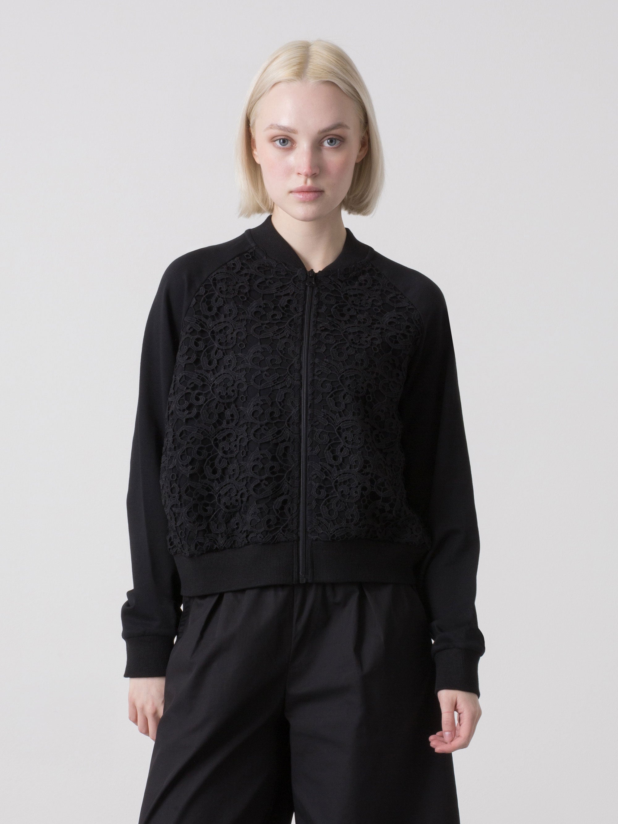DÁMSKÝ BOMBER DIMENSIONE DANZA FULL ZIP Z PRUŽNÉ TEPLÁKOVINY S MACRAMÉ VSADKOU