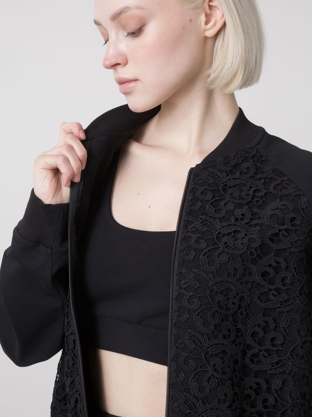 DAMEN-BOMBERJACKET DIMENSIONE DANZA FULL ZIP AUS STRETCH-SWEATSHIRT MAT MAKRAMEE-INSERT