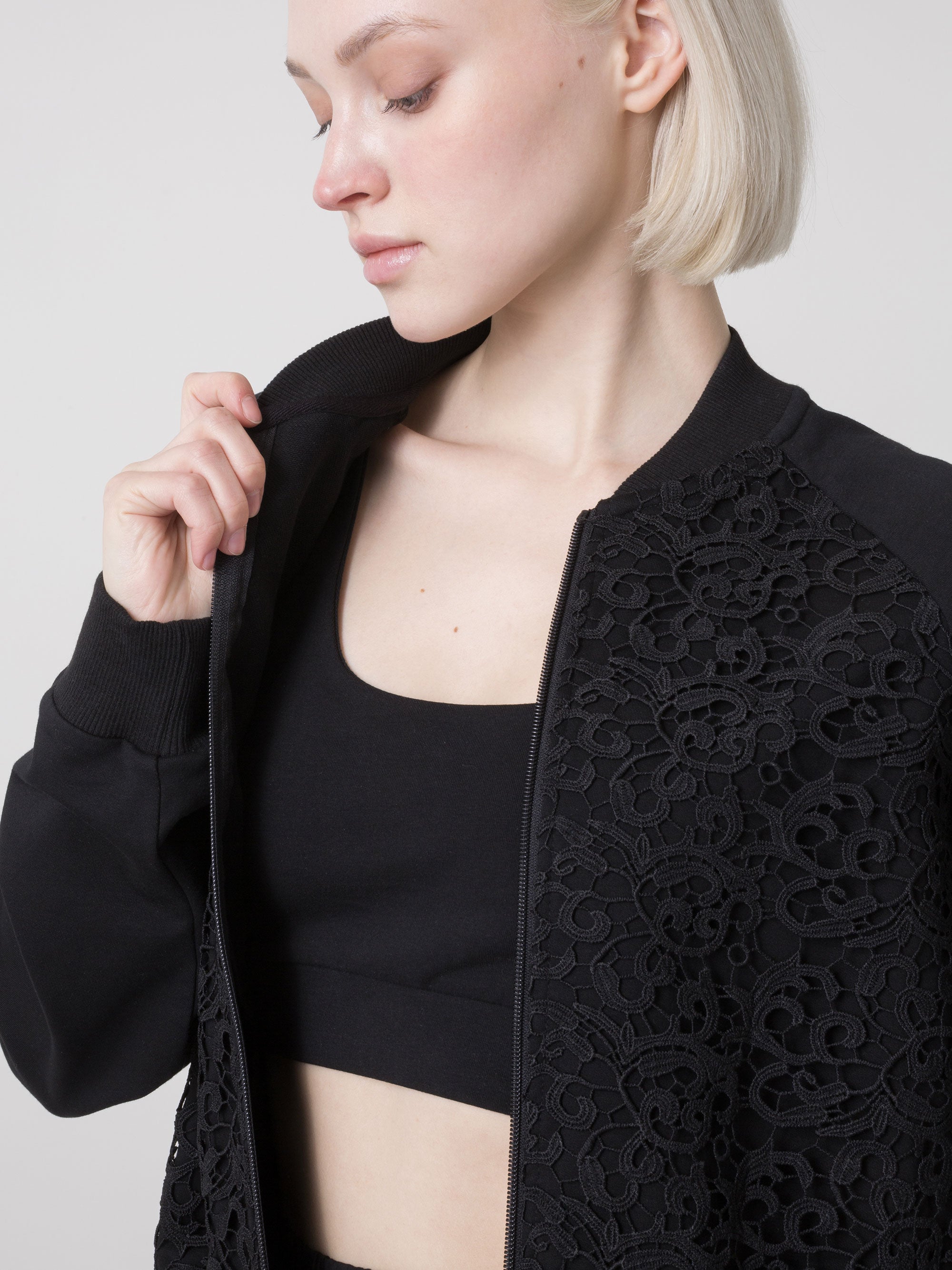 DAMEN-BOMBERJACKET DIMENSIONE DANZA FULL ZIP AUS STRETCH-SWEATSHIRT MAT MAKRAMEE-INSERT