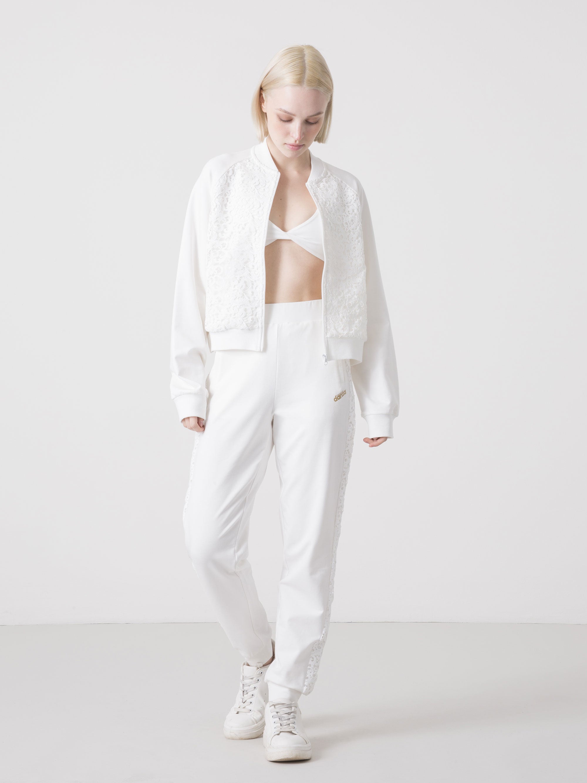 DÁMSKÉ STREČOVÉ TEPLÁKOVÉ KALHOTY DIMENSIONE DANZA S VSADKAMI Z MACRAMÉ