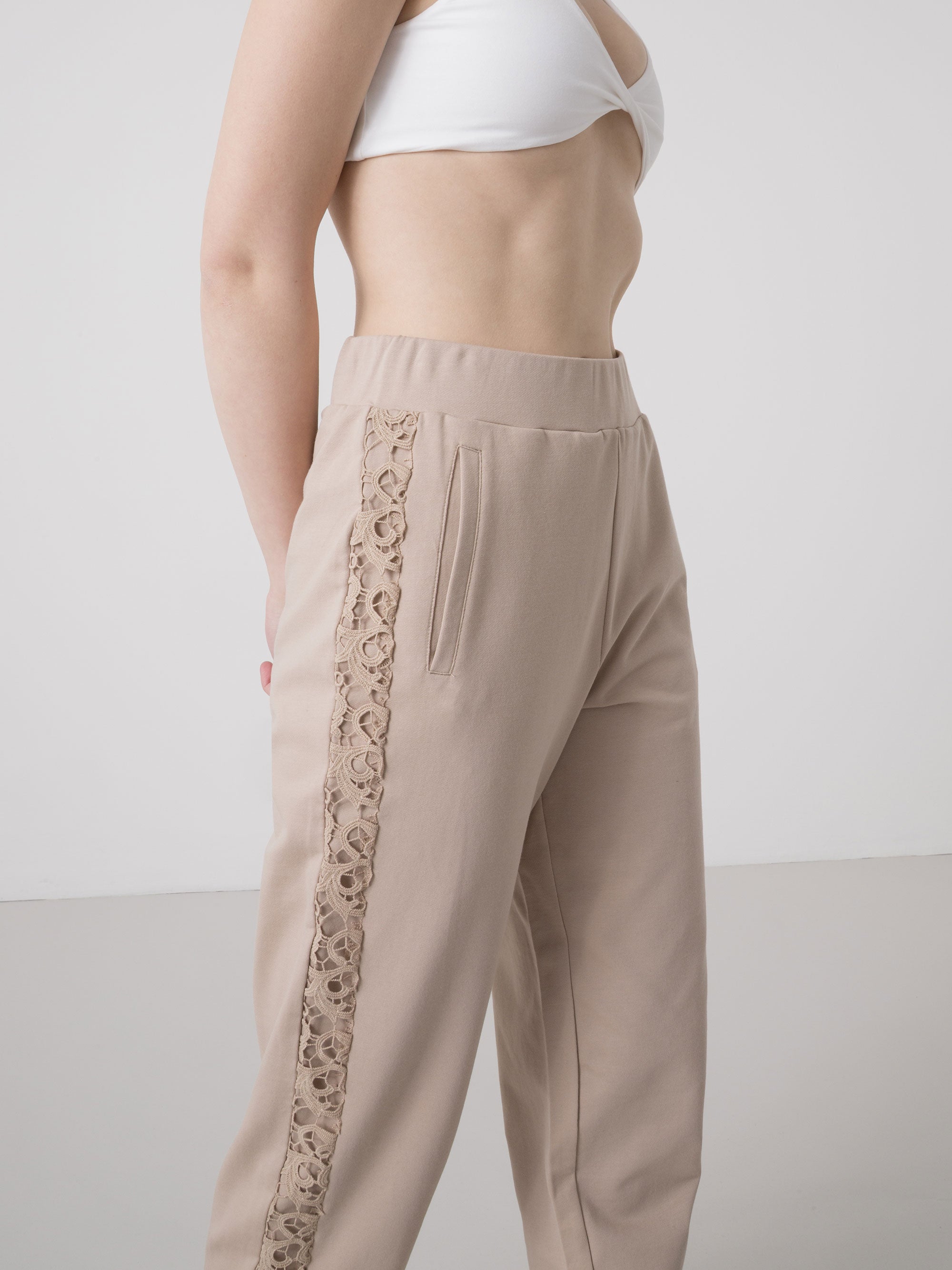 DÁMSKÉ STREČOVÉ TEPLÁKOVÉ KALHOTY DIMENSIONE DANZA S VSADKAMI Z MACRAMÉ