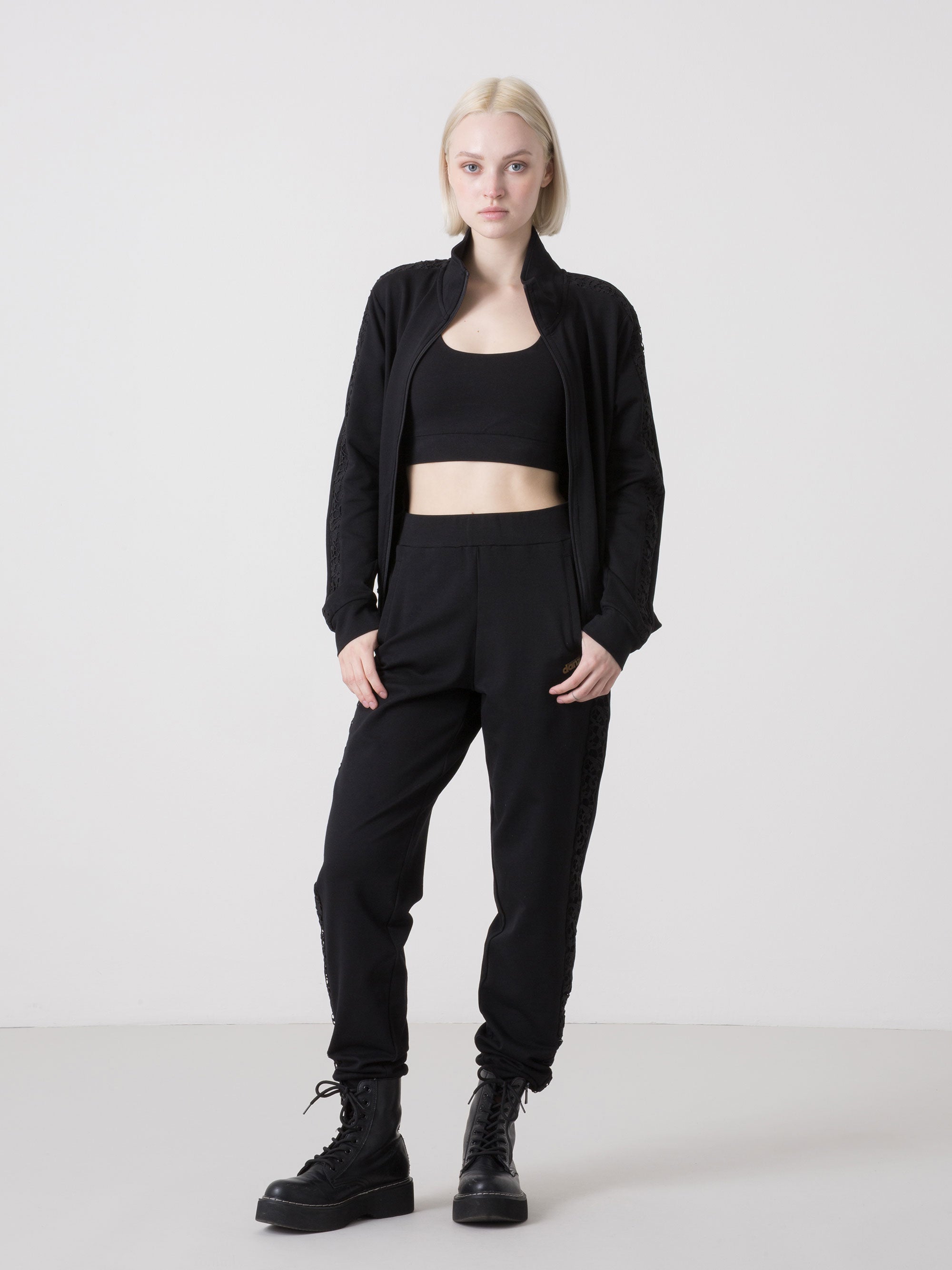 DÁMSKÉ STREČOVÉ TEPLÁKOVÉ KALHOTY DIMENSIONE DANZA S VSADKAMI Z MACRAMÉ