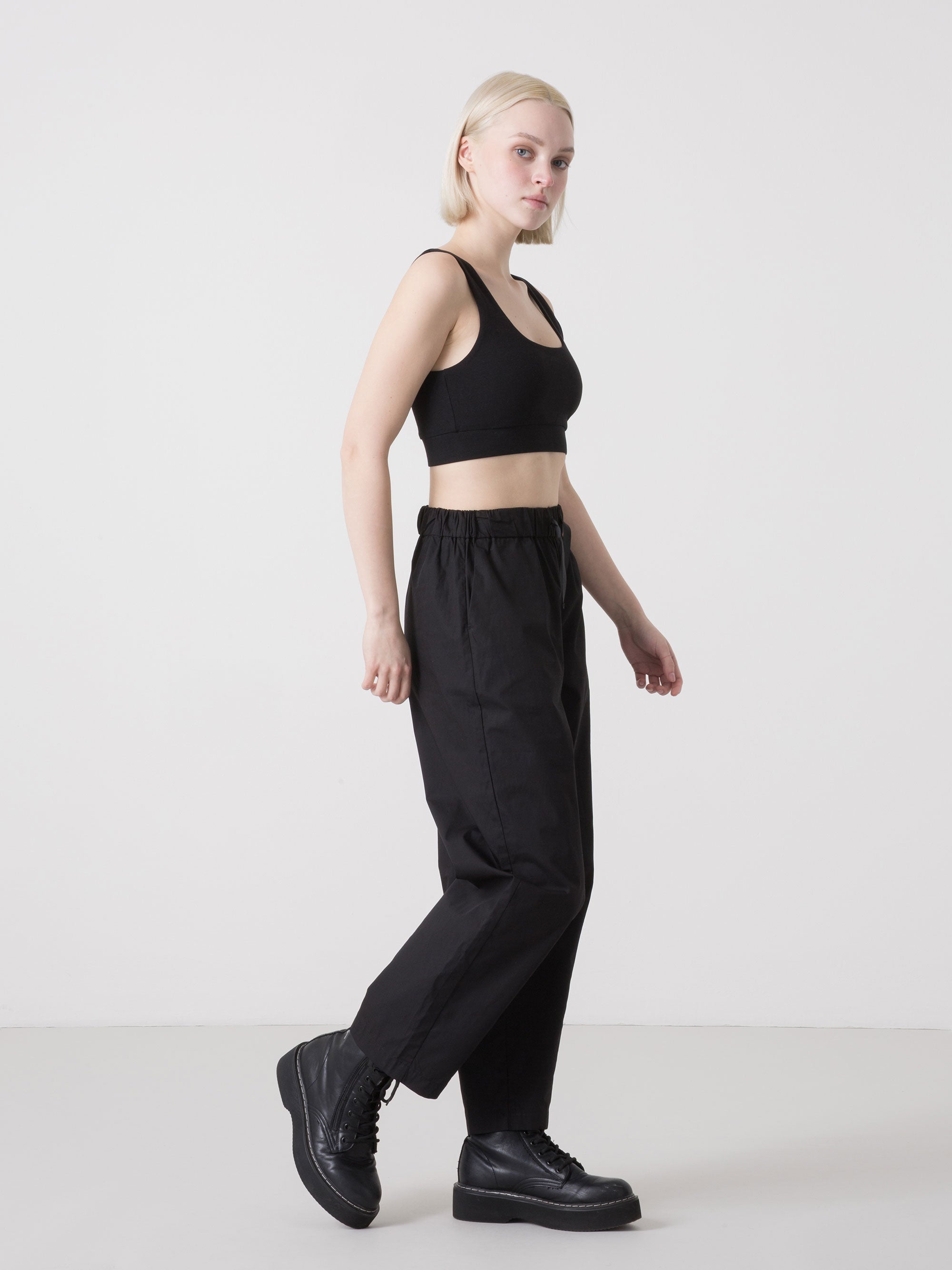 DÁMSKÉ KALHOTY DIMENSIONE DANZA Z POPELÍNU, MODEL BARREL SE ŠŇŮRKOU