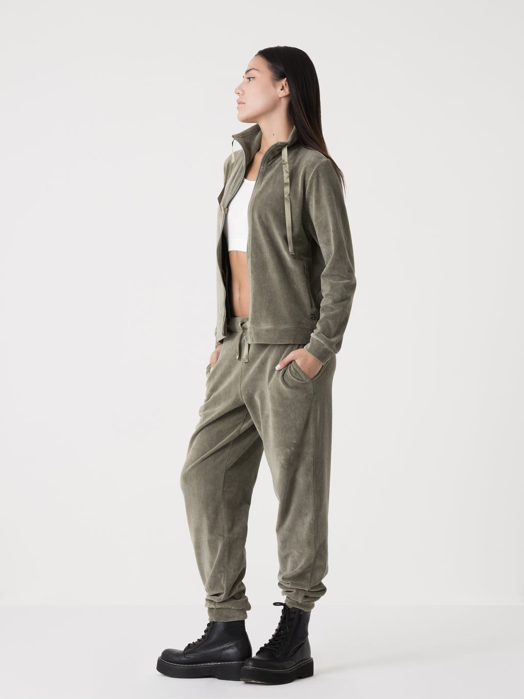 Item image: 41D234E86    Color: GQ00    