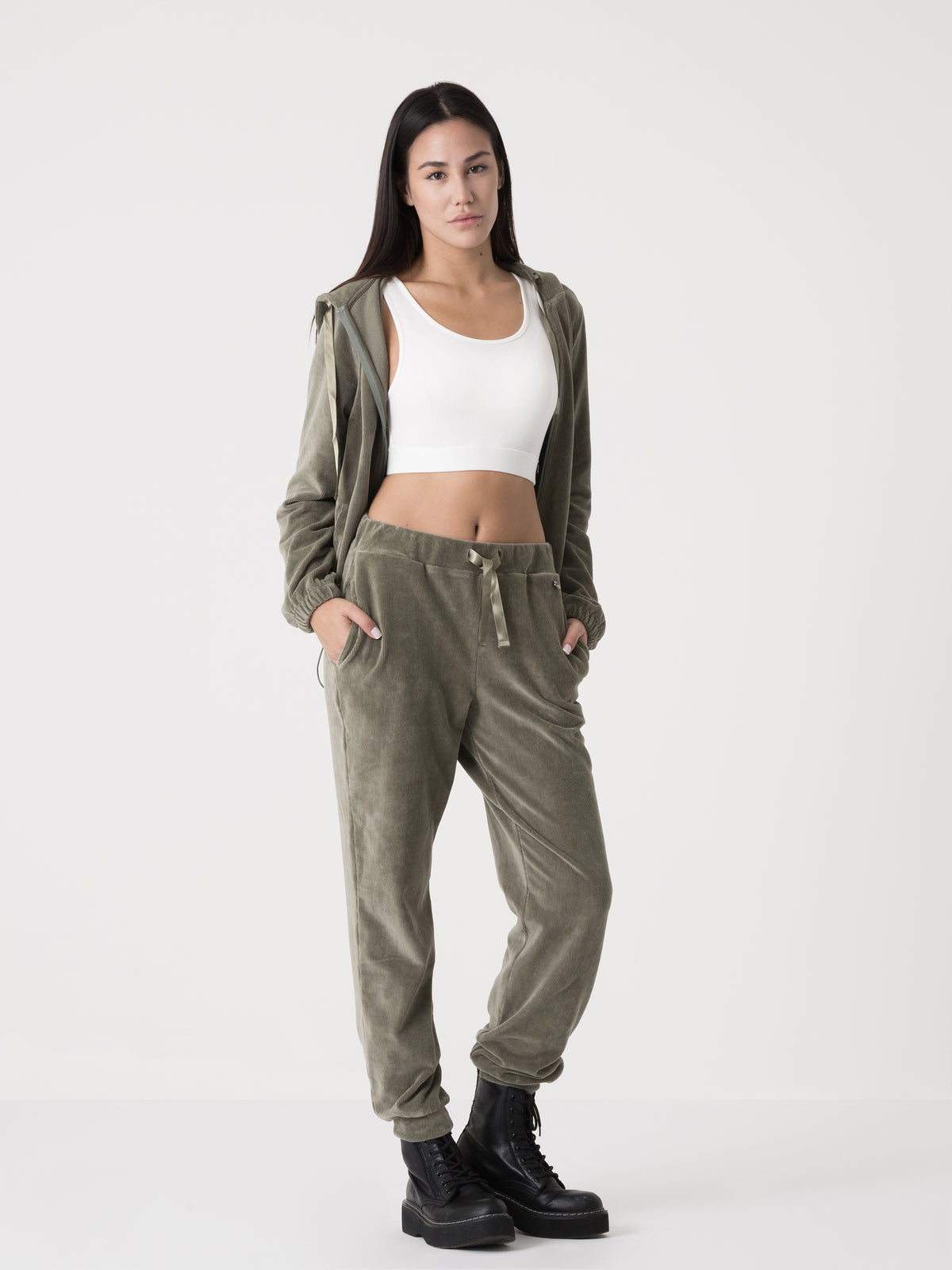 Item image: 41D235E86    Color: GQ00    