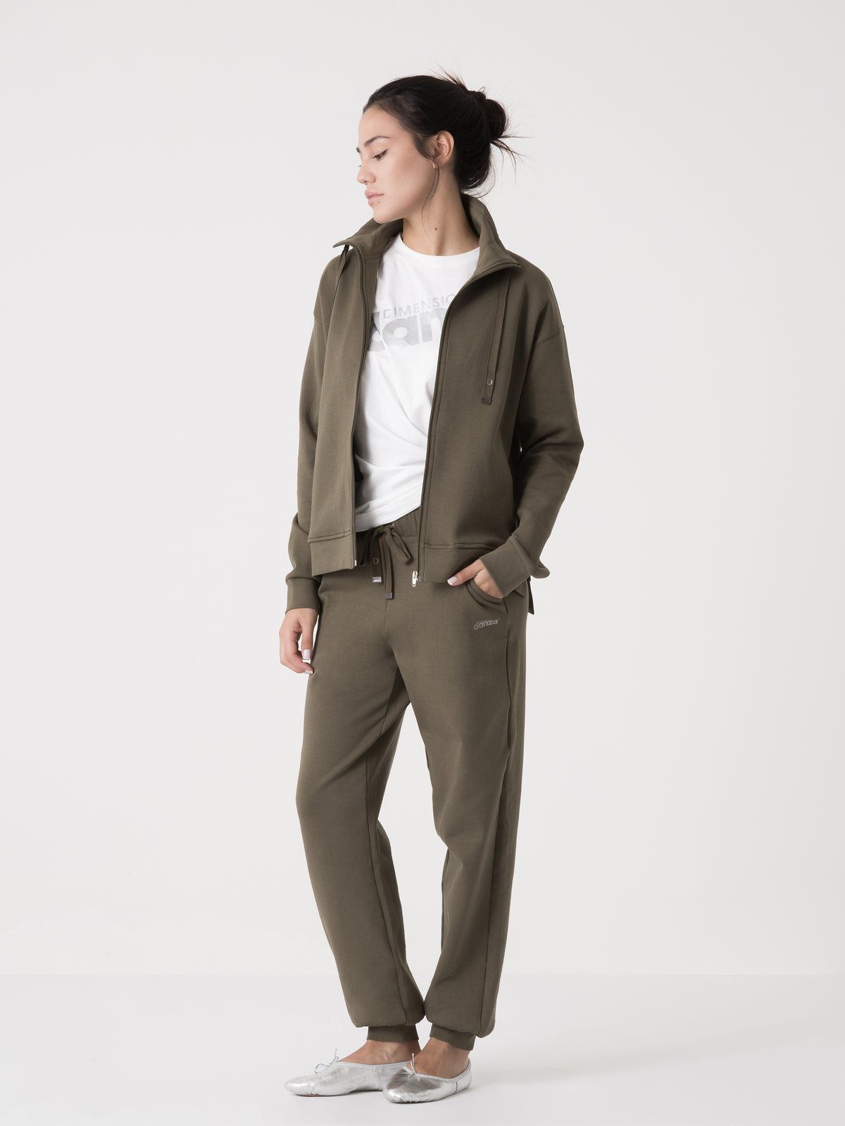 Item image: 41D257I20    Color: GQ00    