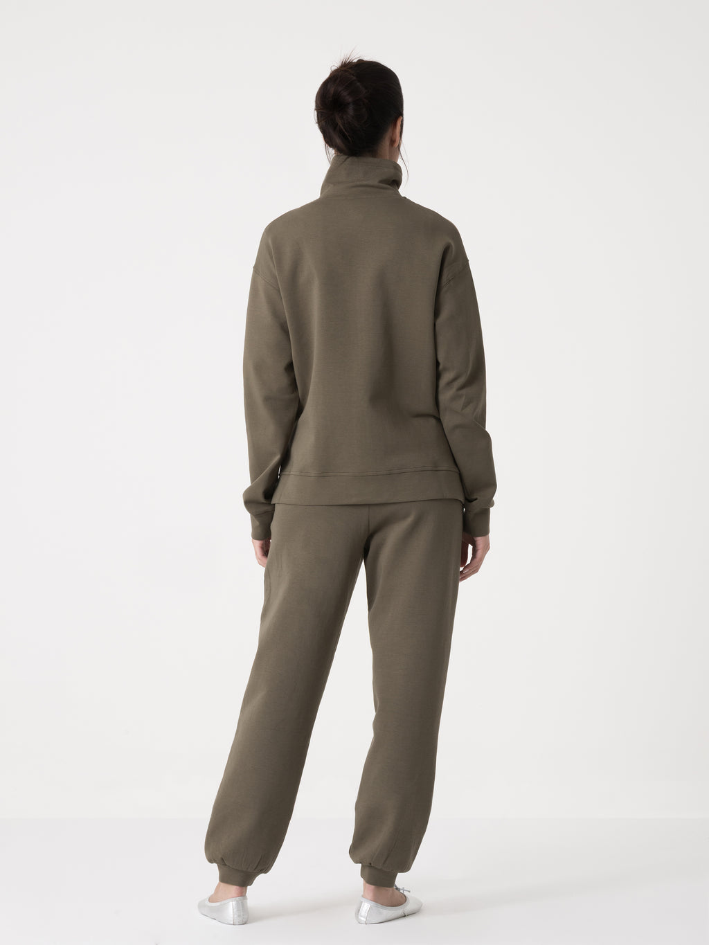 Item image: 41D257I20    Color: GQ00    