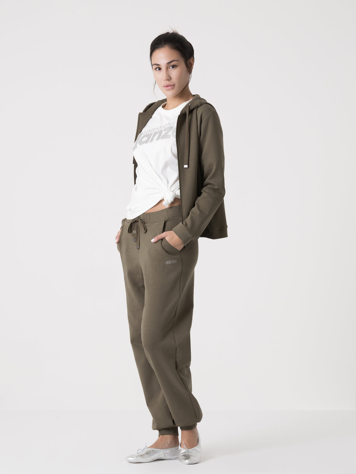 Item image: 41D258I20    Color: GQ00    