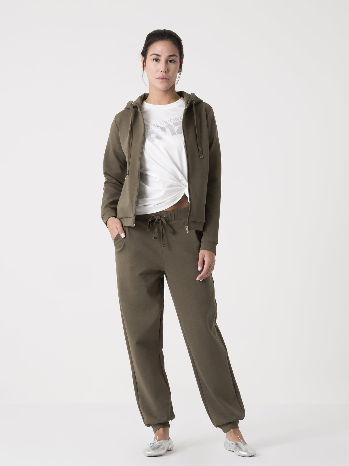 Item image: 41D273I20    Color: GQ00    