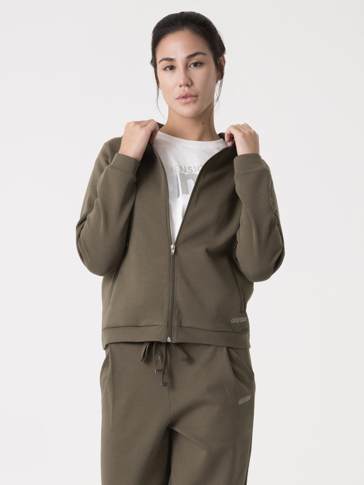 Item image: 41D273I20    Color: GQ00    