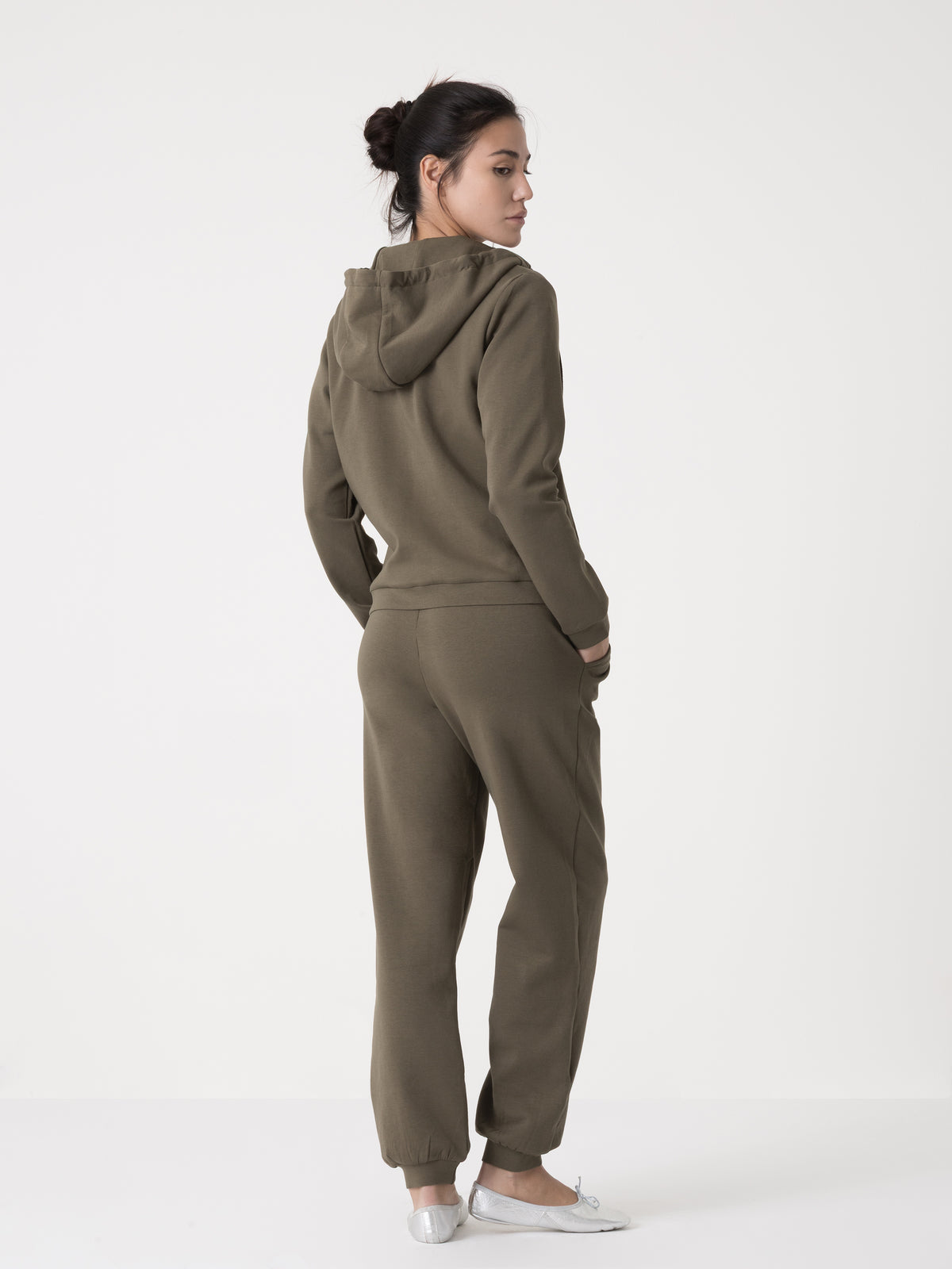 Item image: 41D273I20    Color: GQ00    