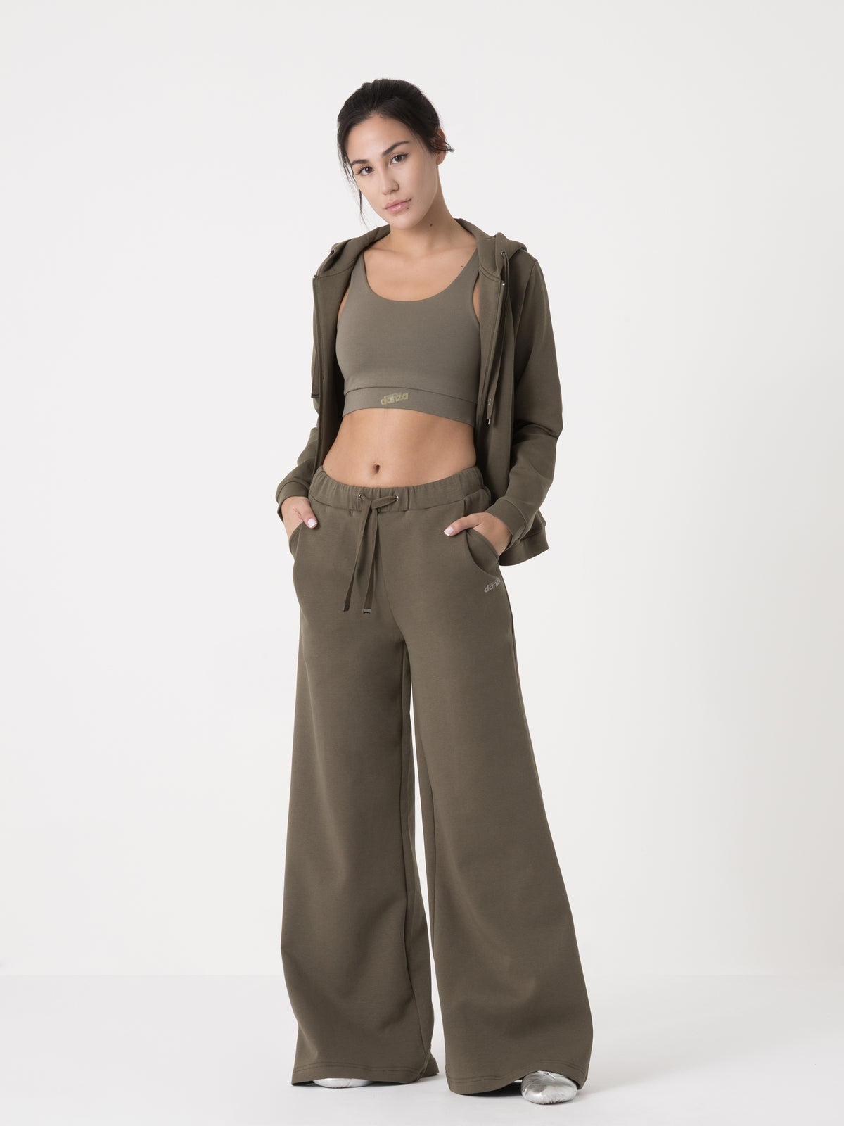 Item image: 41D275I20    Color: GQ00    