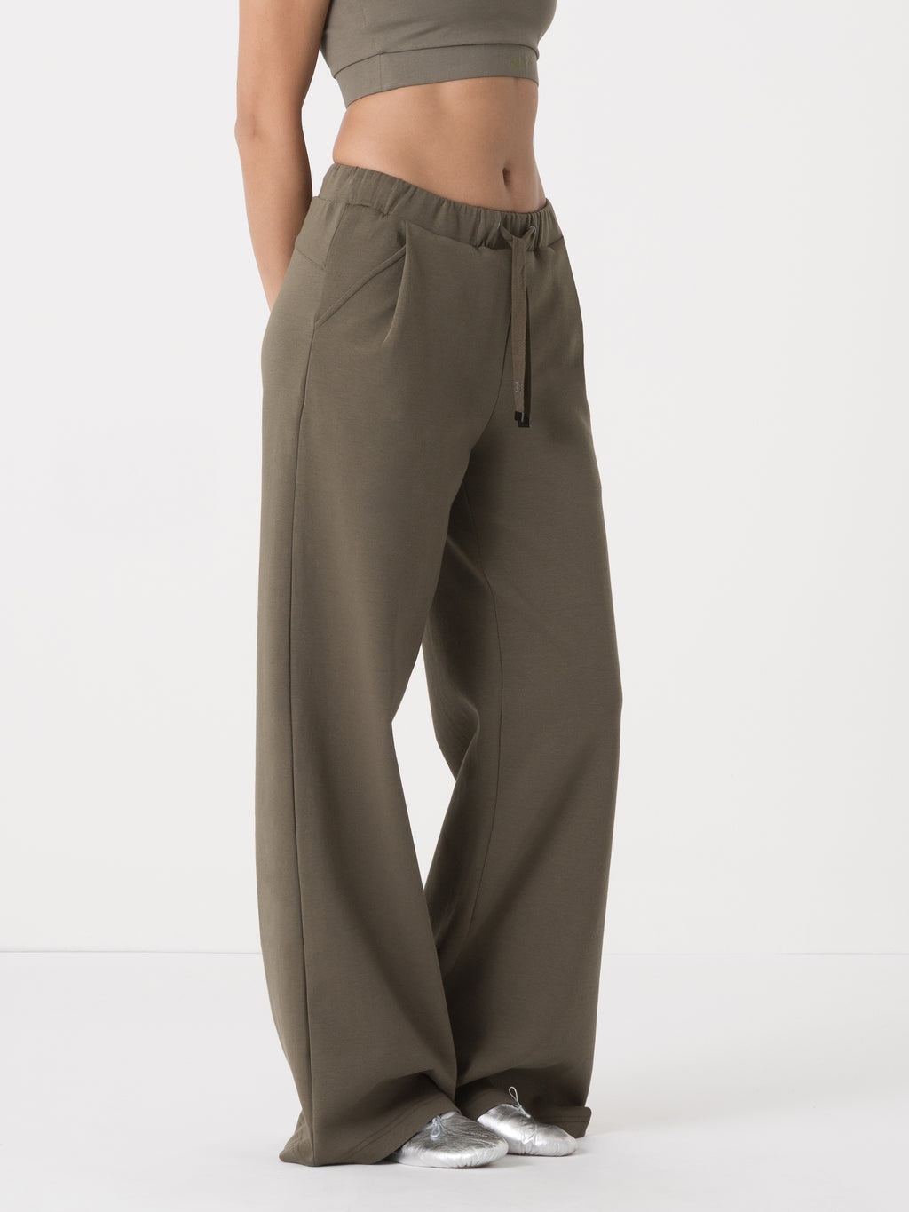 Item image: 41D275I20    Color: GQ00    