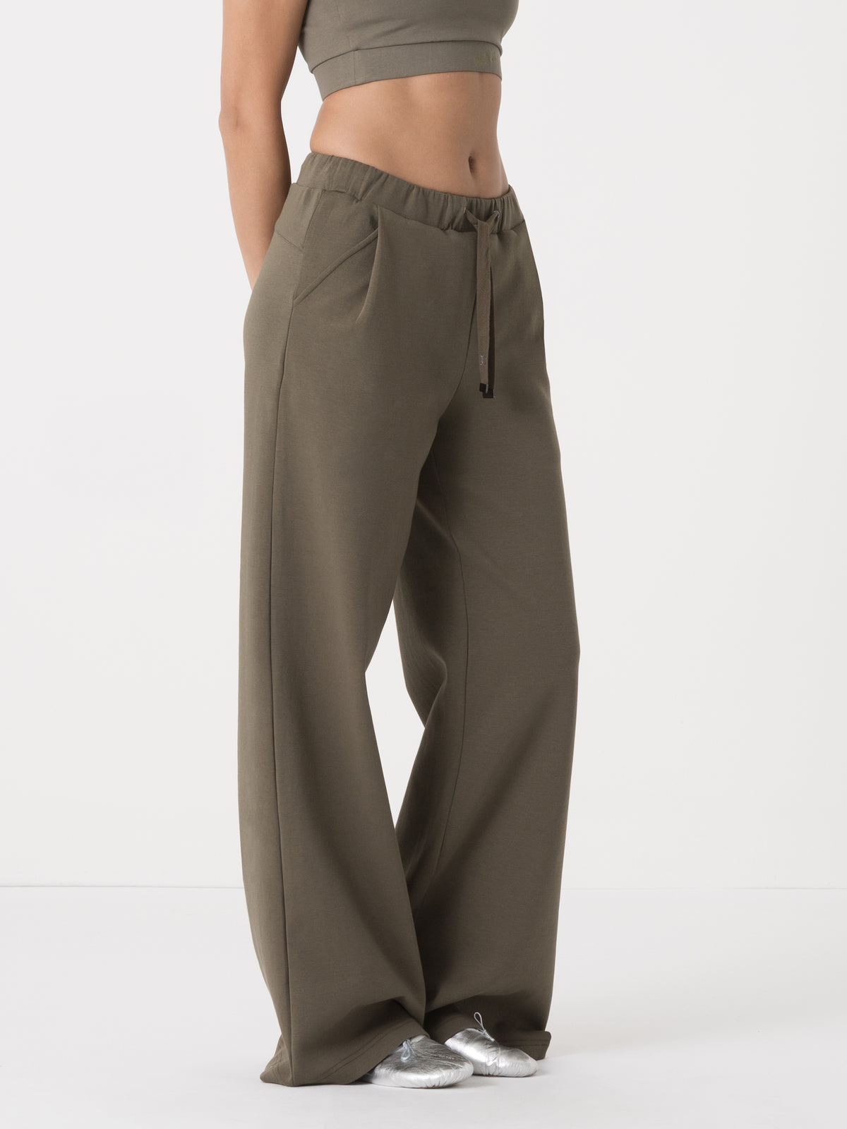 Item image: 41D275I20    Color: GQ00    